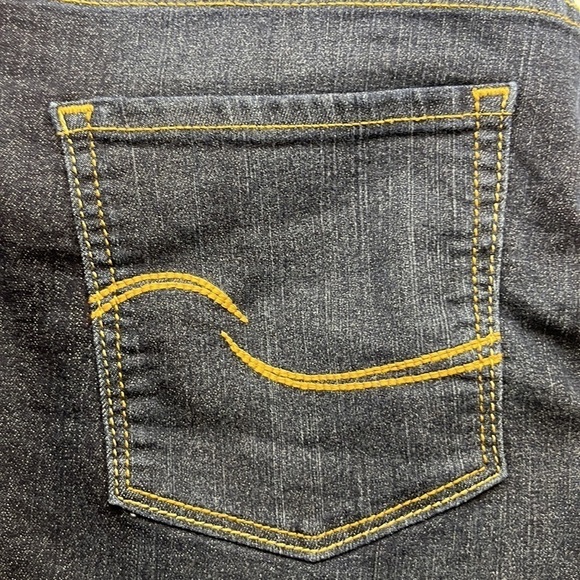 Signature By Levi Strauss Modern Shorts Mid Rise Size 8 - Picture 12 of 16